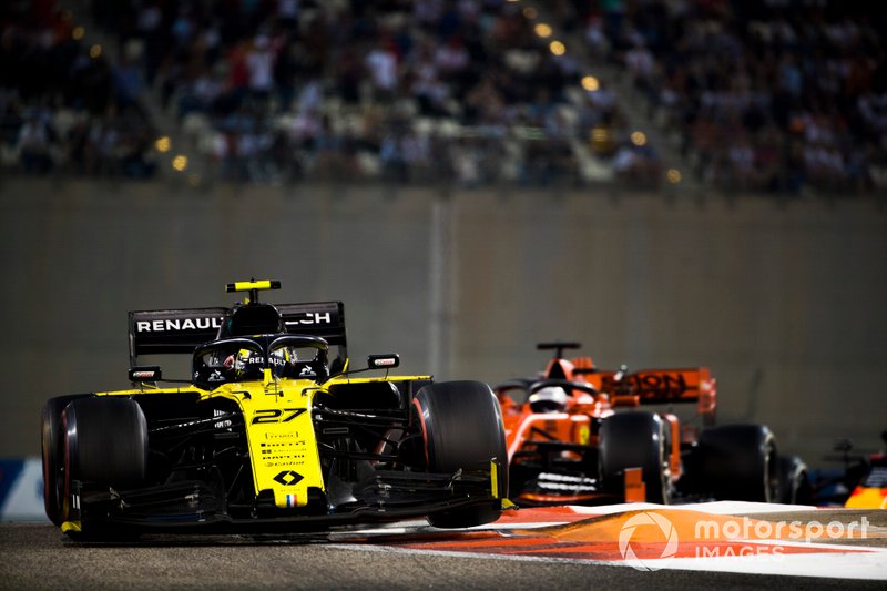 Nico Hulkenberg, Renault F1 Team R.S. 19, leads Sebastian Vettel, Ferrari SF90