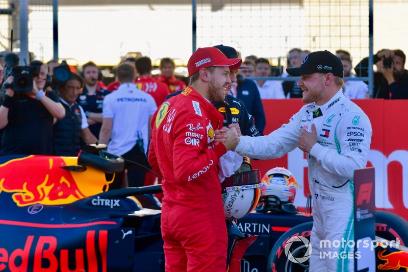 Sebastian Vettel, Ferrari, si congratula con Valtteri Bottas, Mercedes AMG F1, per la conquista della pole