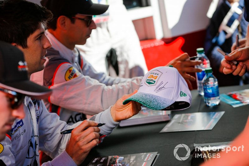 #7 Acura Team Penske Acura DPi, DPi: Helio Castroneves, Ricky Taylor, Alexander Rossi, autograph session