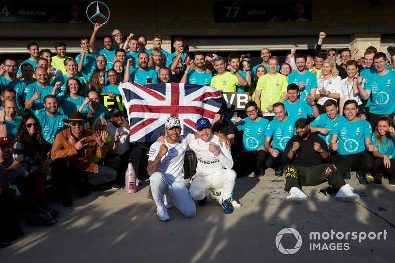 Lewis Hamilton, Mercedes AMG F1, celebra la victoria en el Campeonato del Mundo con el ganador Valtteri Bottas, Mercedes AMG F1, sus colegas y el actor Matthew McConaughey