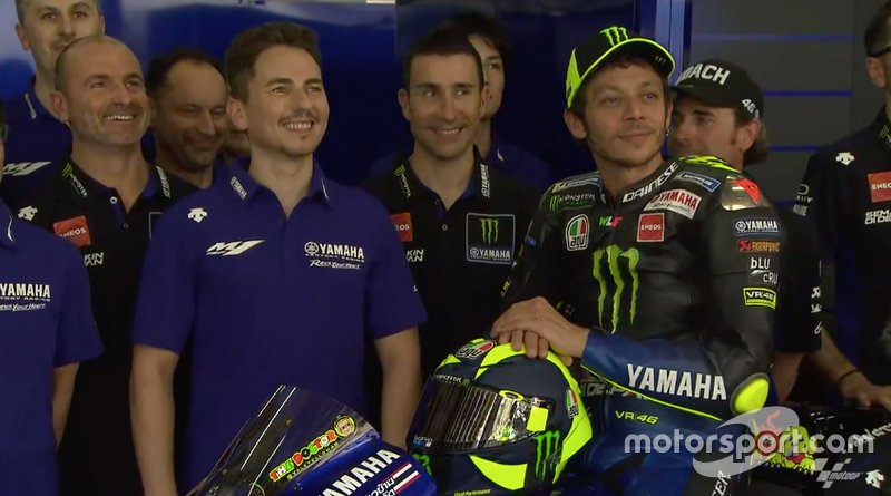 Jorge Lorenzo com Valentino Rossi na apresentação da Yamaha