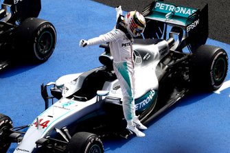 Lewis Hamilton, Mercedes F1 W07 Hybrid, primo classificato, festeggia saltando fuori dalla sua auto al Parc Ferme, al GP del Messico del 2016