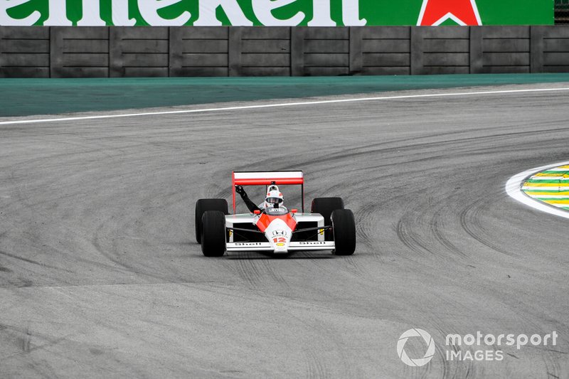 Martin Brundle conduce el McLaren MP4/4