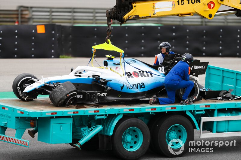 Auto di Robert Kubica, Williams FW42 viene recuperata da un camion