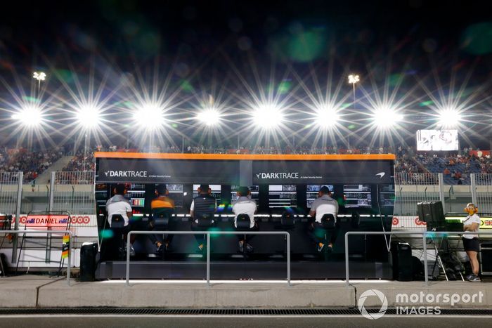 El equipo McLaren en el muro de boxes