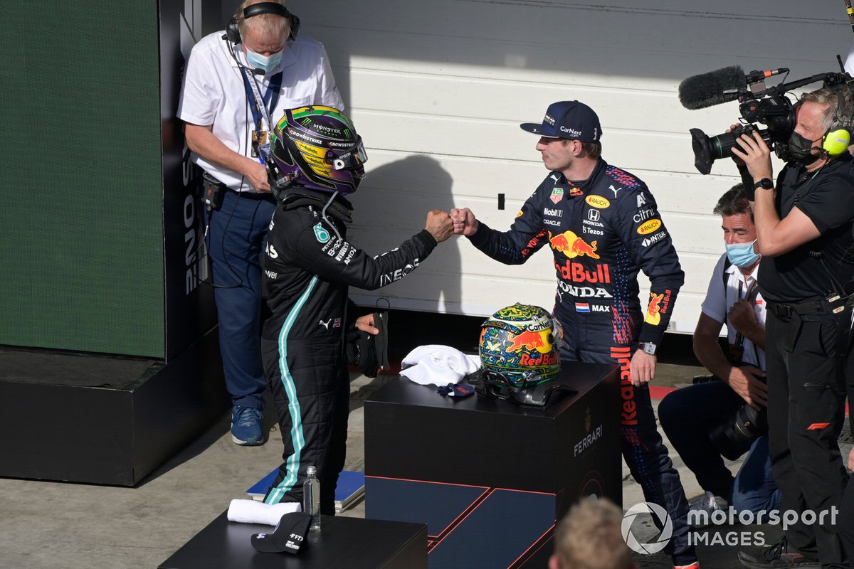 Lewis Hamilton, de Mercedes, 1ª posición, y Max Verstappen, de Red Bull Racing, 2ª posición, se felicitan mutuamente en el Parc Ferme