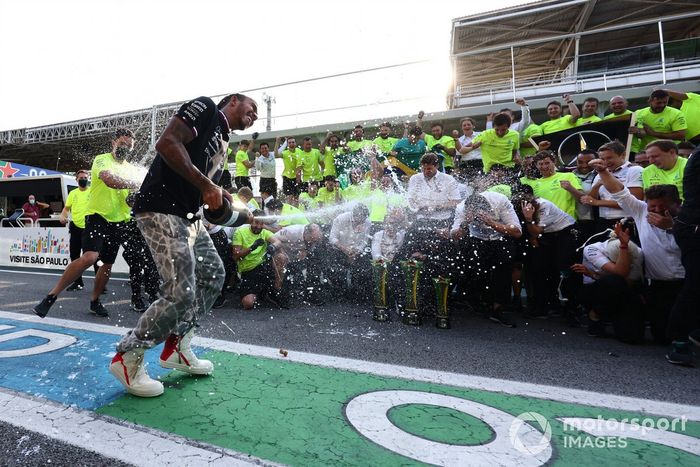 Lewis Hamilton, Mercedes, Peter Bonnington, ingeniero de carrera, Mercedes AMG, Valtteri Bottas, Mercedes, 3ª posición, Toto Wolff, director del equipo y consejero delegado, Mercedes AMG, y el equipo Mercedes celebran la victoria tras la carrera