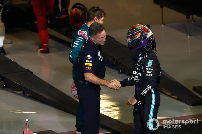 Lewis Hamilton, Mercedes, 2ª posición, felicita a Christian Horner, director del equipo Red Bull Racing