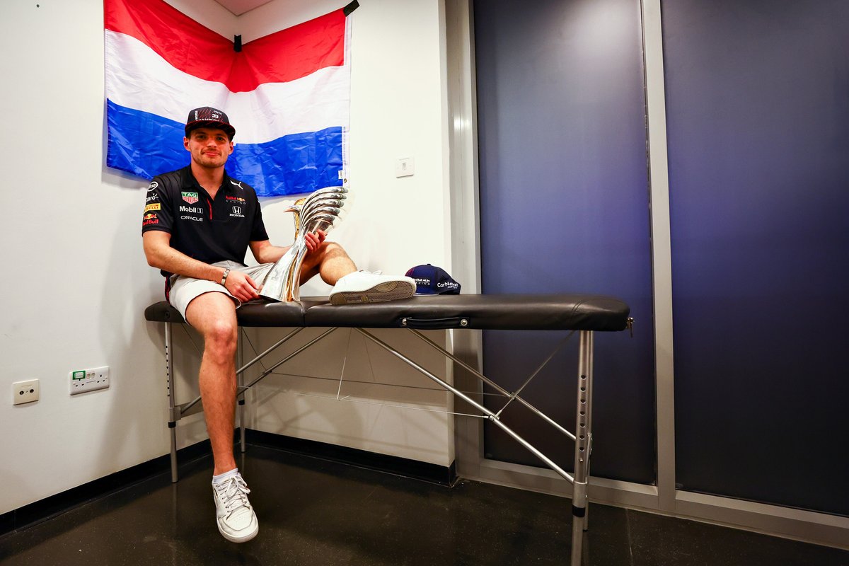 El ganador de la carrera y campeón del mundo de pilotos de F1 en 2021, Max Verstappen, de Red Bull Racing, celebra con su trofeo