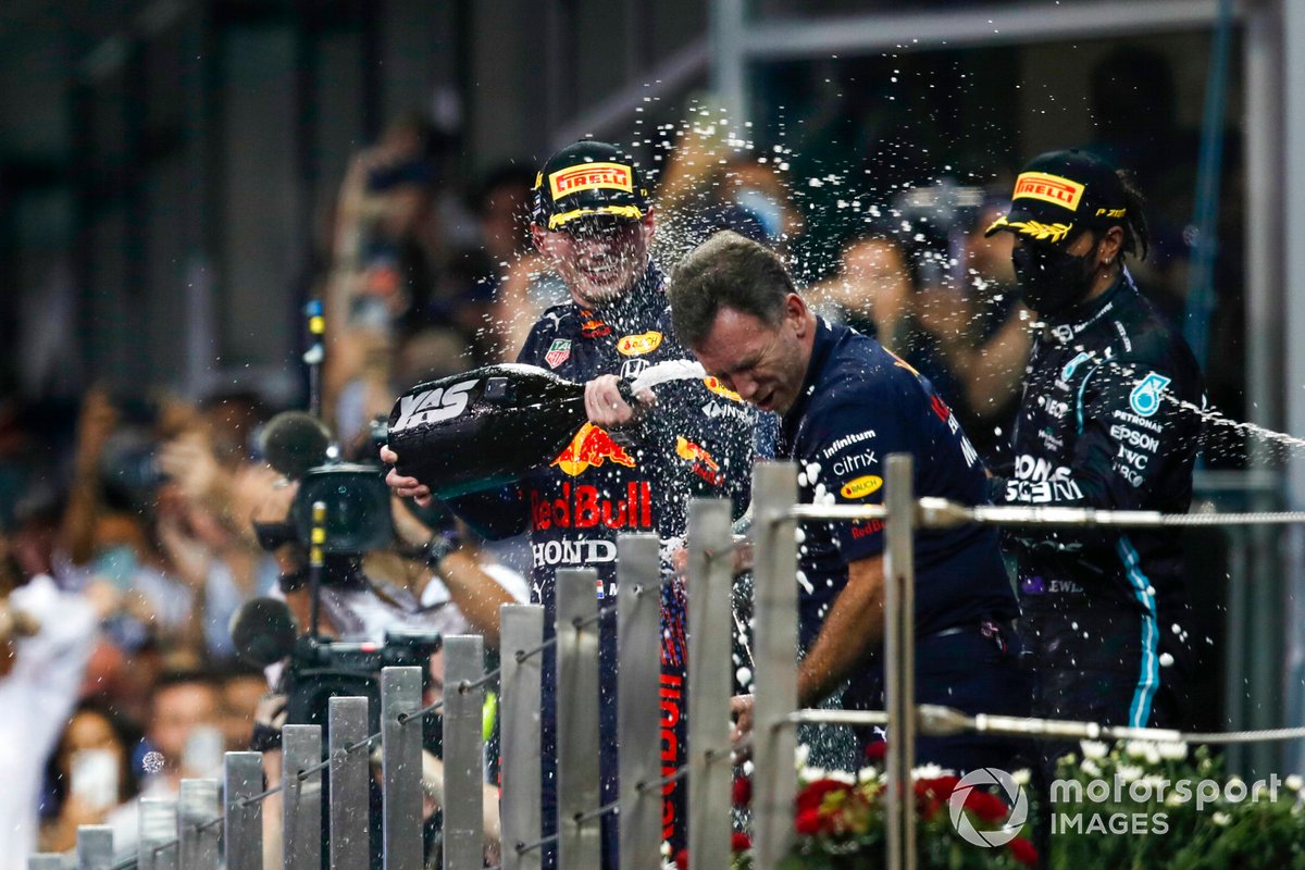 Max Verstappen, Red Bull Racing, 1a posizione, Christian Horner, Team Principal, Red Bull Racing, festeggiare sul podio con acqua di rose
