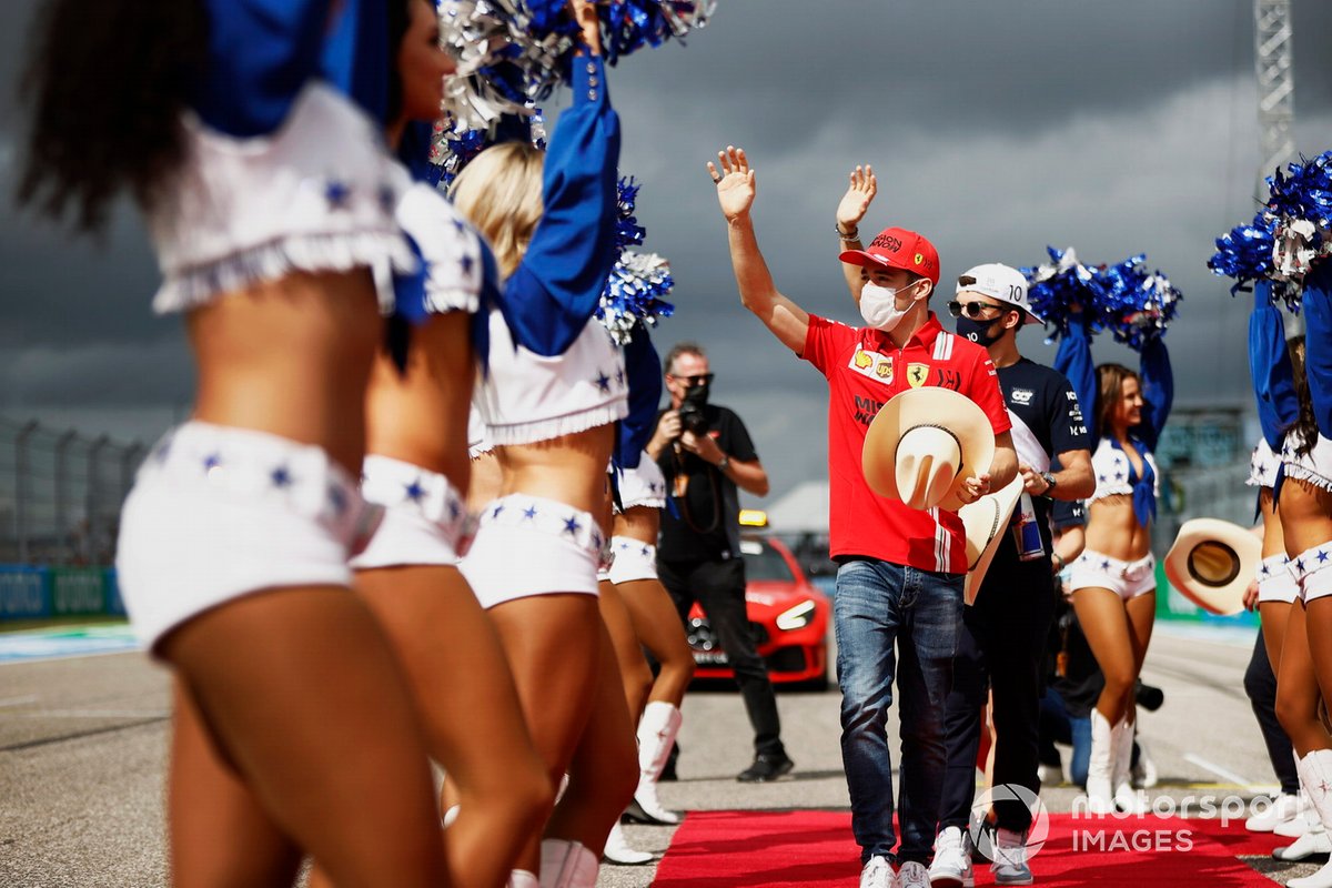 Charles Leclerc, de Ferrari, y Pierre Gasly, de AlphaTauri, en el desfile de pilotos, flanqueados por las animadoras de los Dallas Cowboys