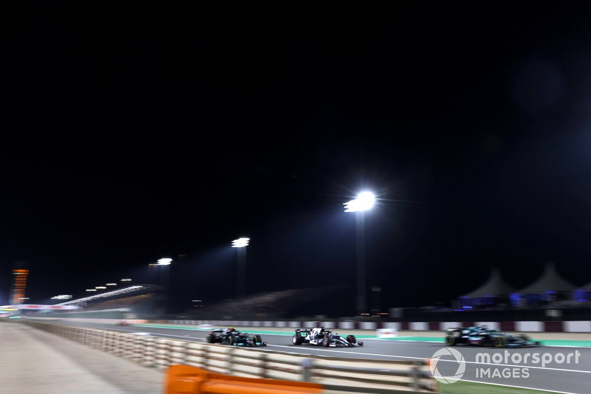 Lance Stroll, Aston Martin AMR21, Yuki Tsunoda, AlphaTauri AT02 e Valtteri Bottas, Mercedes W12.