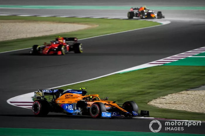 Lando Norris, McLaren MCL35M, Carlos Sainz Jr., Ferrari SF21