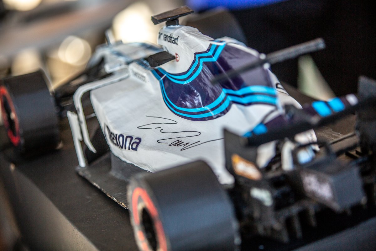 Felipe Massa autografa réplica de Williams FW40 de 2017