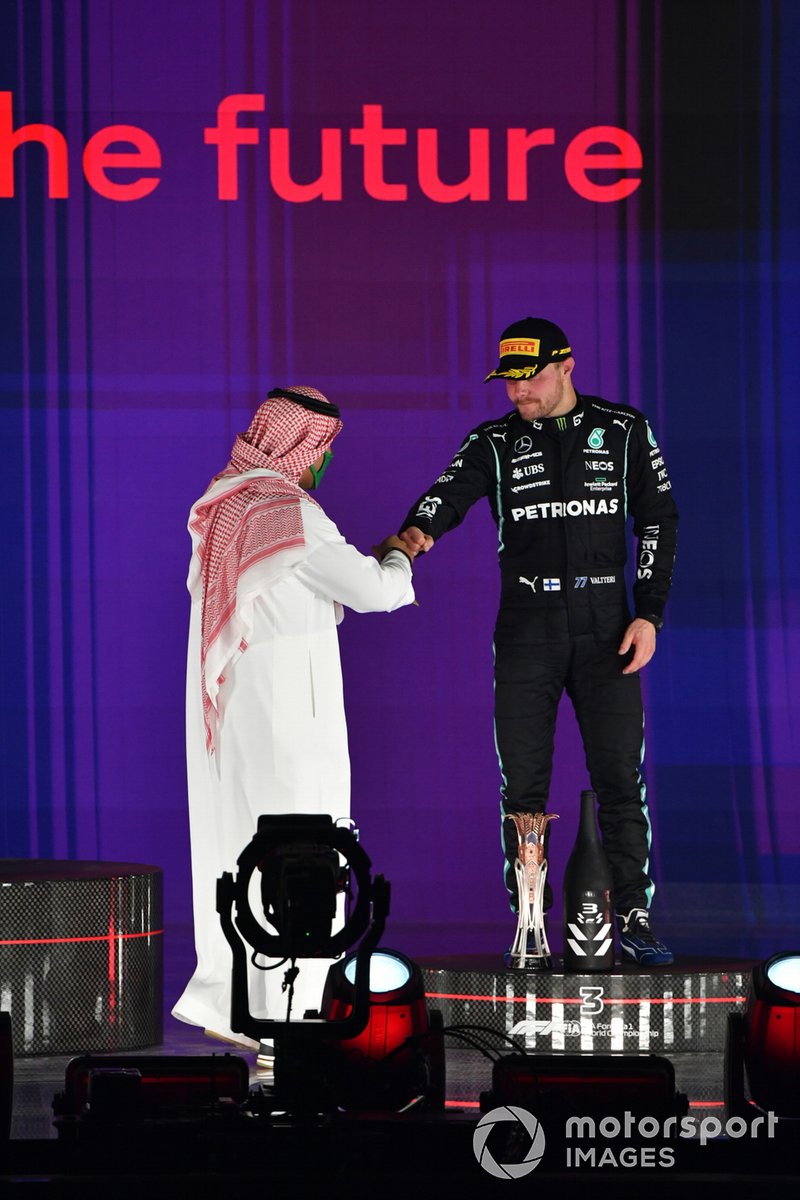 SAR il principe Abdulaziz bin Turki Al-Faisal si congratula con Valtteri Bottas, Mercedes, 3a posizione, sul podio