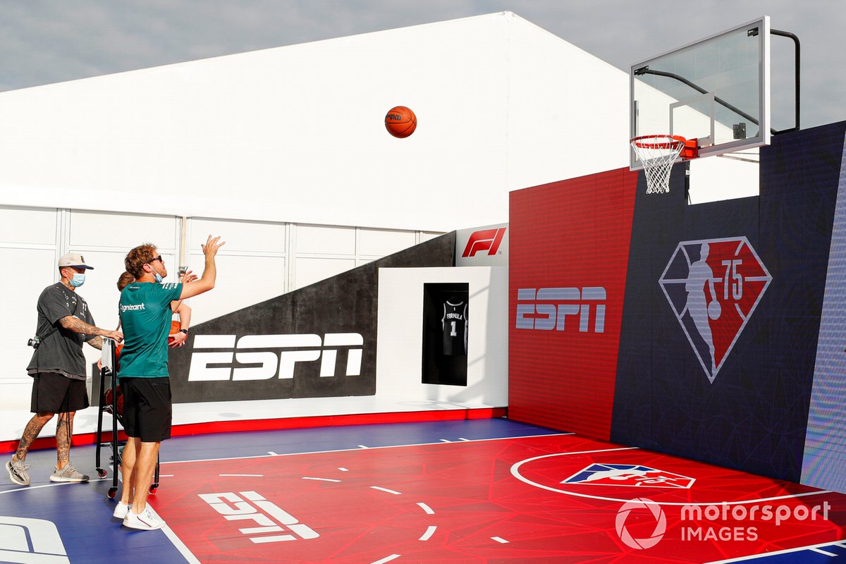 Sebastian Vettel, Aston Martin juega al baloncesto