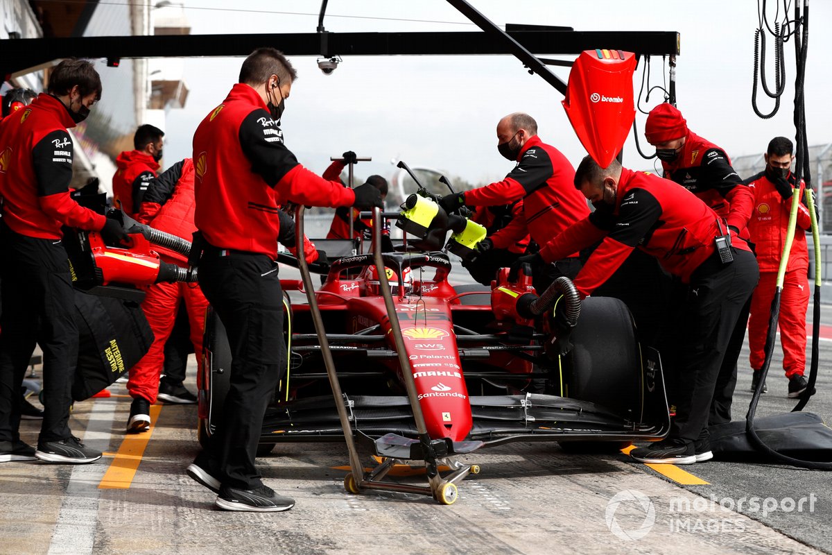Charles Leclerc, Ferrari F1-75, dans les stands