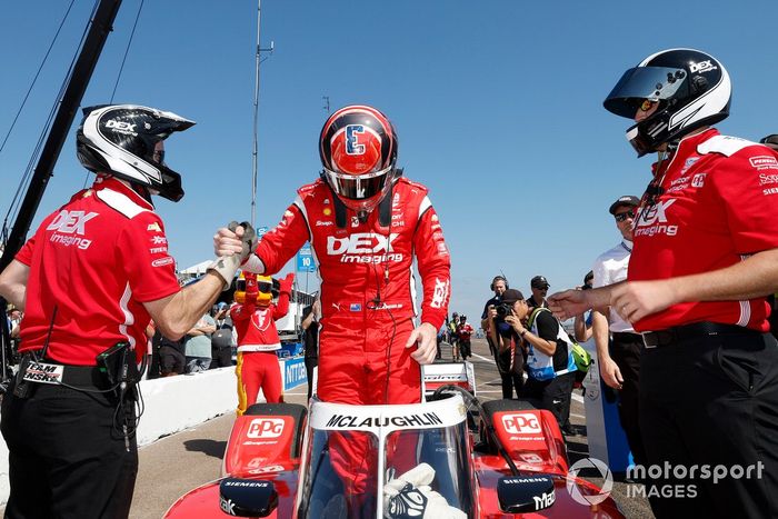 El piloto Scott McLaughlin, del Team Penske Chevrolet, celebra su pole position