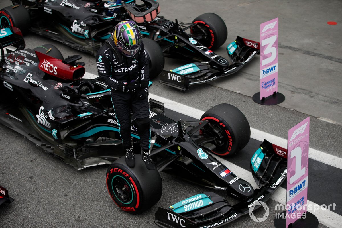 Lewis Hamilton, de Mercedes, celebra tras conseguir la pole para la carrera Sprint