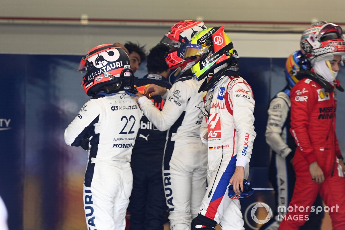Yuki Tsunoda, AlphaTauri, Pierre Gasly, AlphaTauri, e Mick Schumacher, Haas F1, si pesano dopo la gara