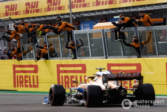 Daniel Ricciardo, McLaren MCL35M cruza la meta