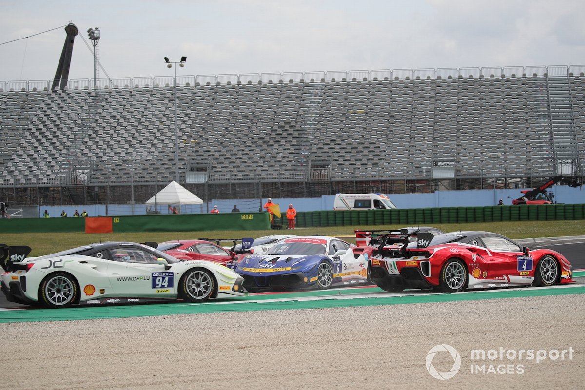 La partenza di Gara1 del Trofeo Pirelli