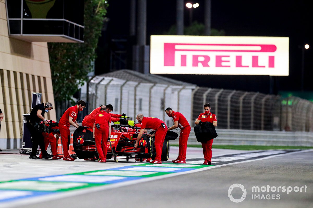 I meccanici della Ferrari con l'auto di Charles Leclerc, Ferrari SF1000