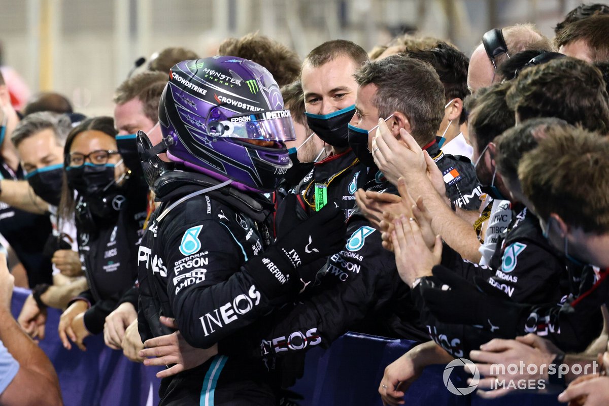 Lewis Hamilton, Mercedes, primo classificato, festeggia con il team al Parc Ferme