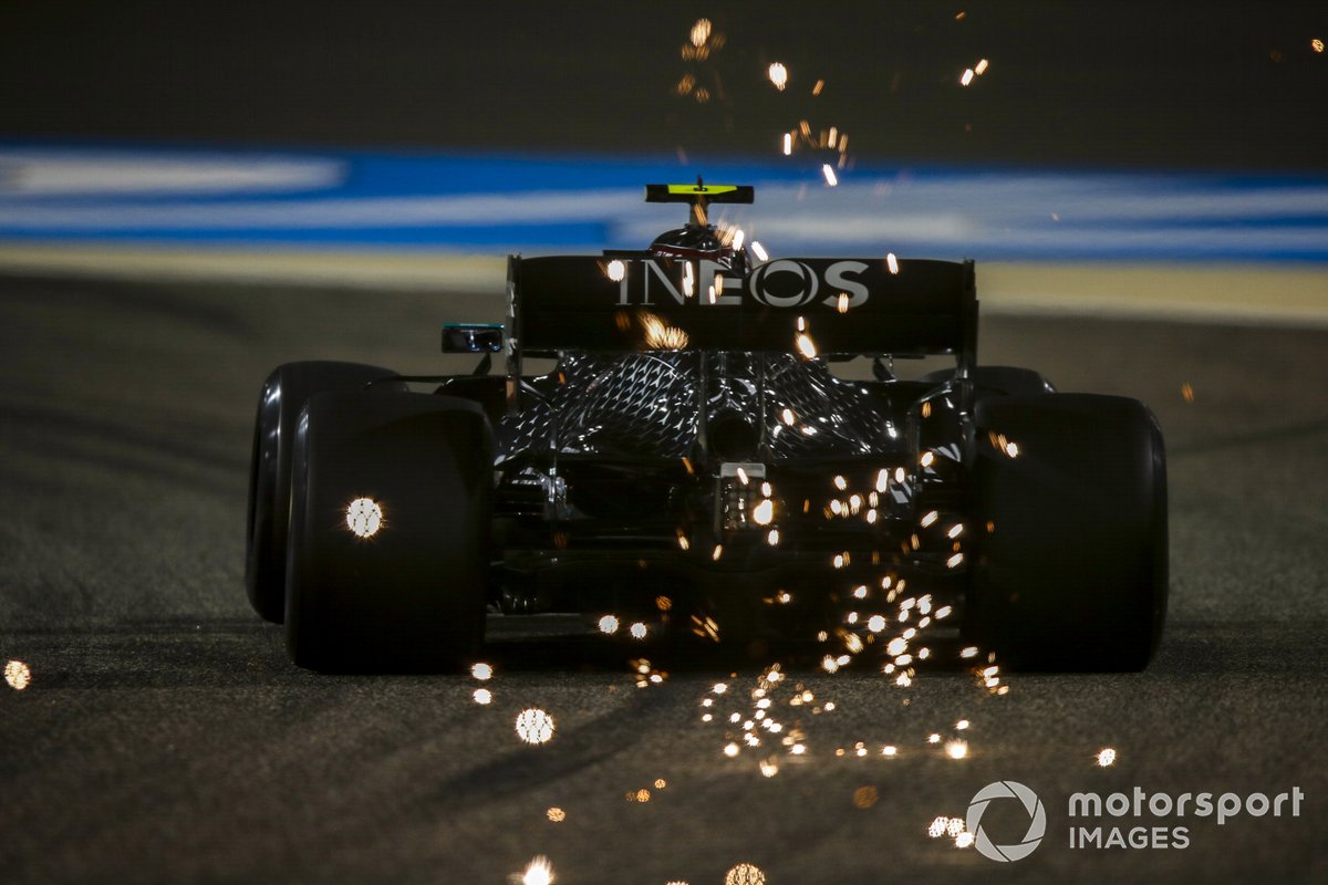 Scintille volano dal retrotreno dell'auto di Valtteri Bottas, Mercedes F1 W11