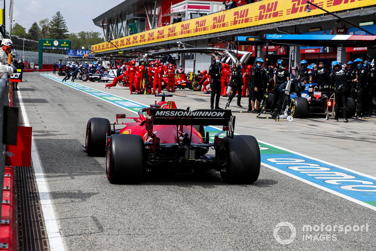 Charles Leclerc, Ferrari SF21, supera a Fernando Alonso, Alpine A521 en boxes