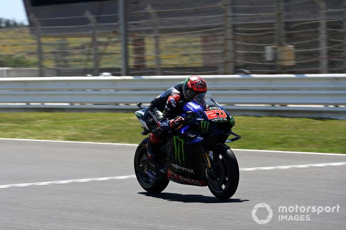 Bandera a cuadros para Fabio Quartararo, Yamaha Factory Racing