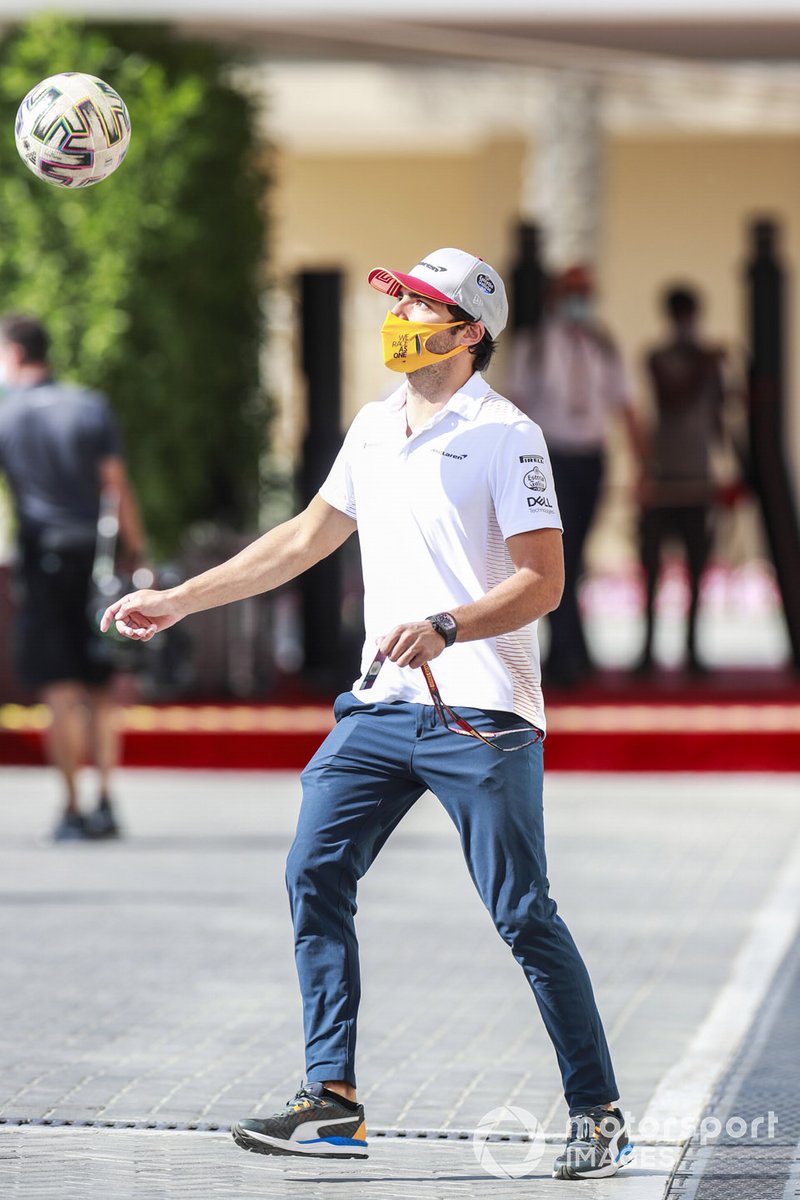 Carlos Sainz Jr., McLaren jugando al fútbol