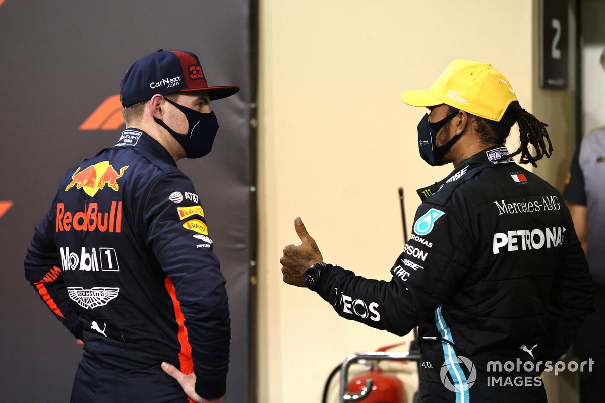 Max Verstappen, Red Bull Racing, y Lewis Hamilton, Mercedes-AMG F1, en Parc Ferme después de la calificación