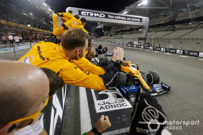 Lando Norris, McLaren MCL35 cruza la línea para tomar la bandera a cuadros
