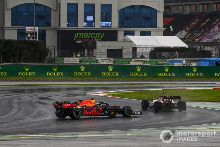 Kimi Raikkonen, Alfa Romeo Racing C39, Max Verstappen, Red Bull Racing RB16 hace un trompo