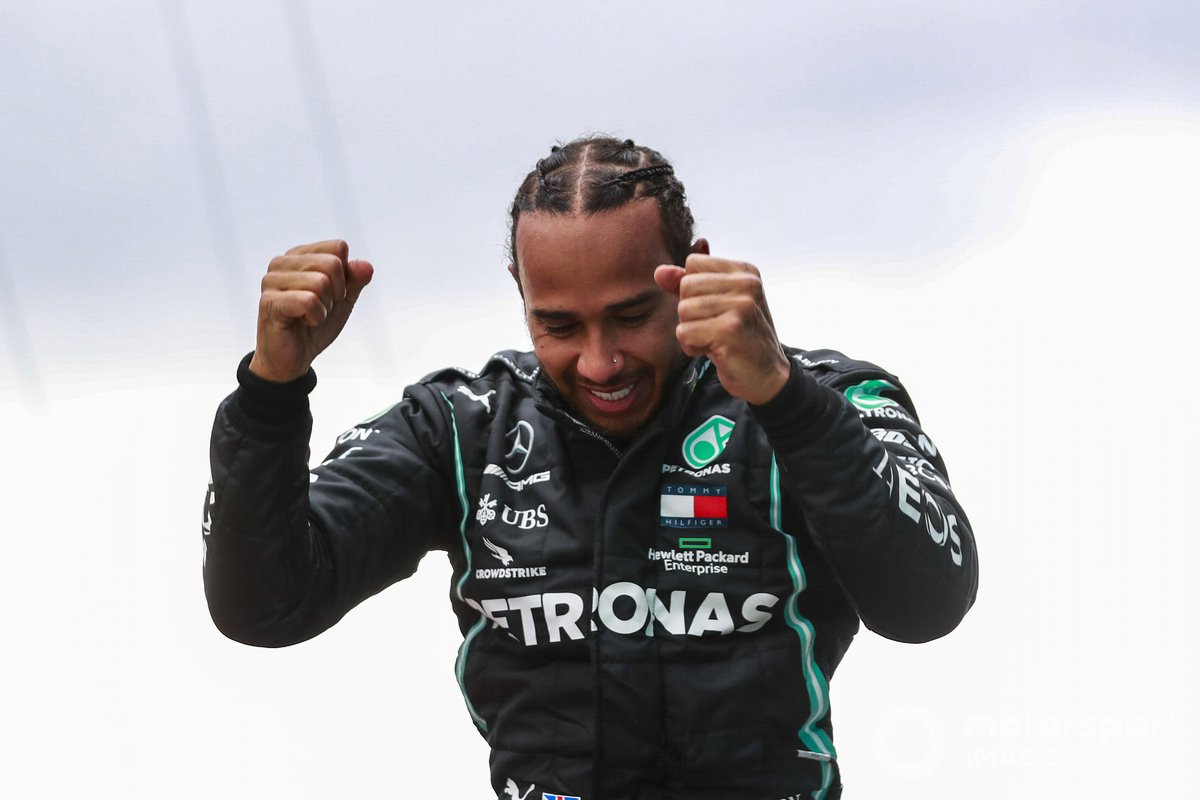 Lewis Hamilton, Mercedes-AMG F1 celebra en Parc Ferme después de conseguir su 7º título de campeón del mundo de pilotos