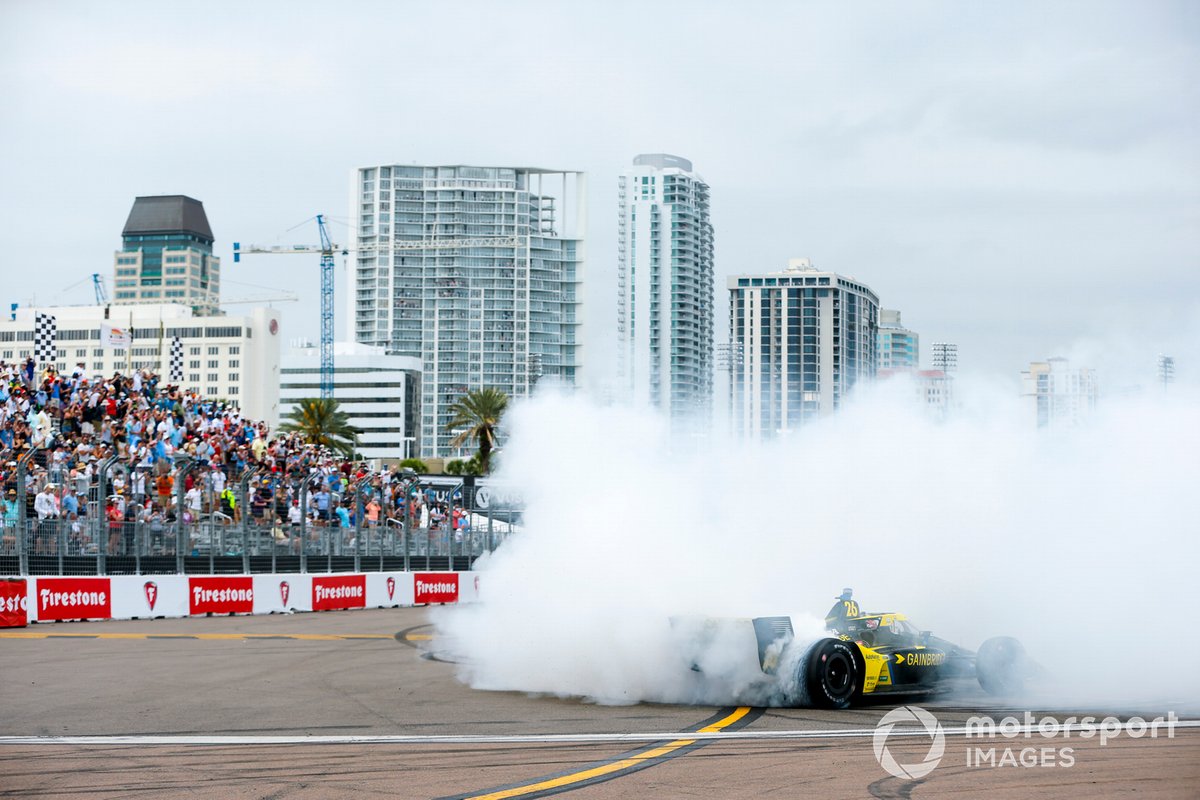 El ganador de la carrera, Colton Herta, Andretti Autosport Honda, celebra su victoria