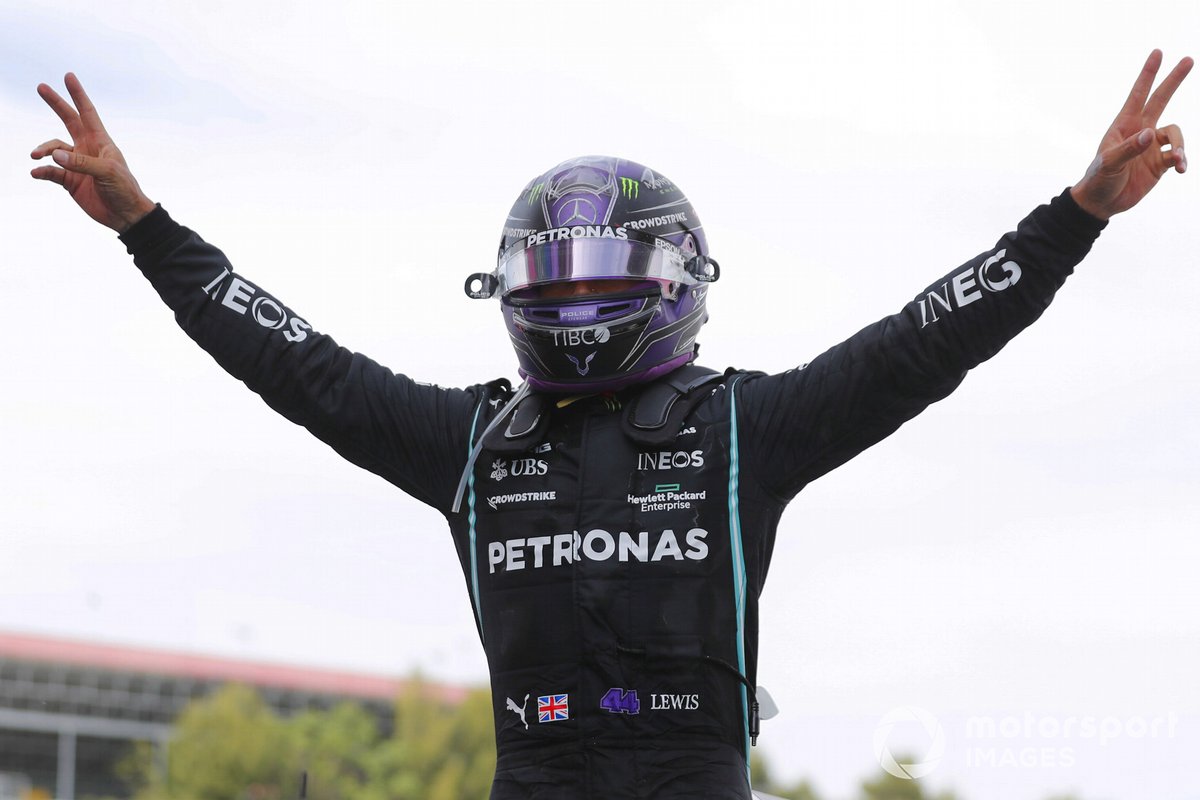 Ganador Lewis Hamilton, Mercedes, en Parc Ferme