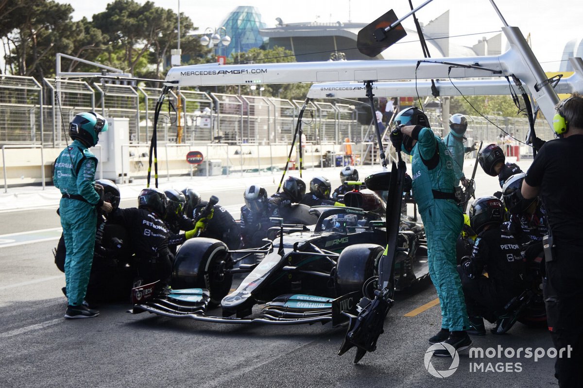 Lewis Hamilton, Mercedes W12 pit stop