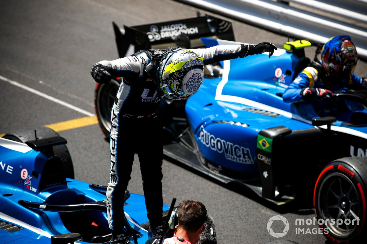 El ganador en Mónaco, Guanyu Zhou, Uni-Virtuosi Racing, celebra en parc fermé
