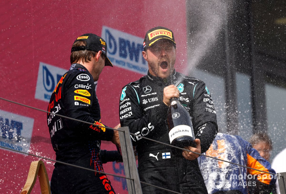 Podio: segundo lugar Valtteri Bottas, Mercedes, ganador Max Verstappen, Red Bull Racing