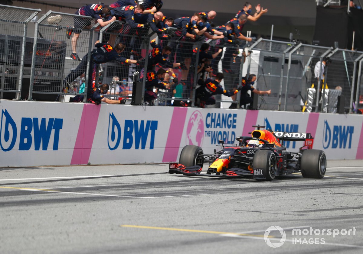 Ganador Max Verstappen, Red Bull Racing RB16B, cruza la meta frente a su equipo