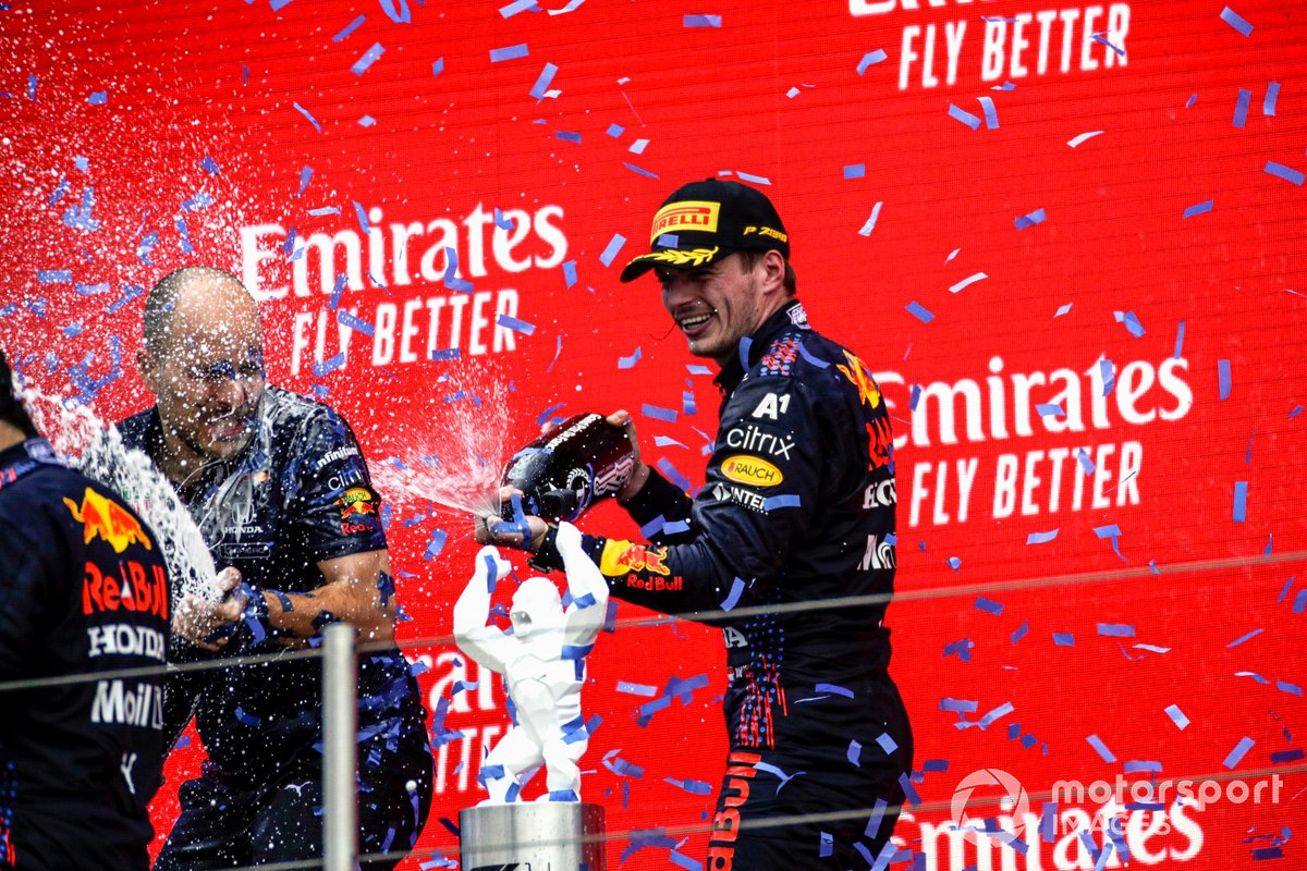 Max Verstappen, Red Bull Racing, 1° classificato, sul podio