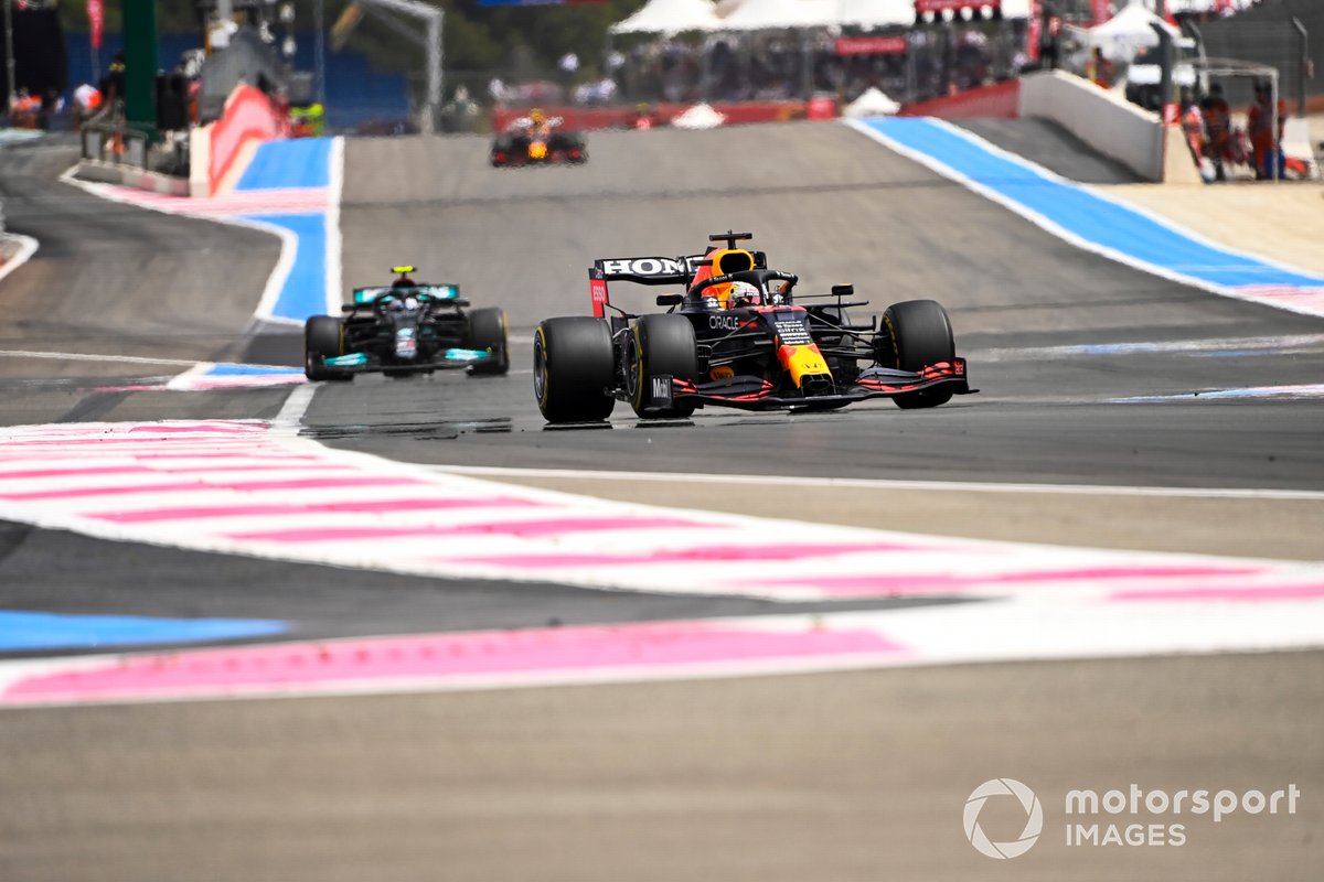 Max Verstappen, Red Bull Racing RB16B, Valtteri Bottas, Mercedes W12
