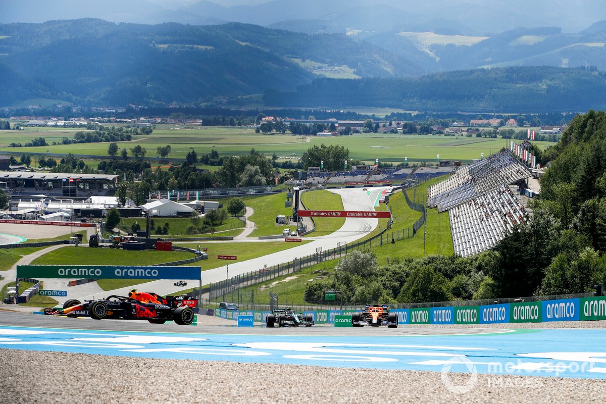 Sergio Perez, Red Bull Racing RB16B, Daniel Ricciardo, McLaren MCL35M, e Sebastian Vettel, Aston Martin AMR21