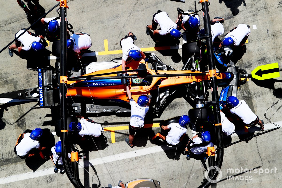 Daniel Ricciardo, McLaren MCL35M, ai box durante la FP3