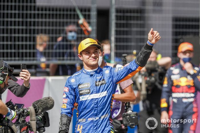 Segundo puesto Lando Norris, McLaren, celebra en Parc Ferme