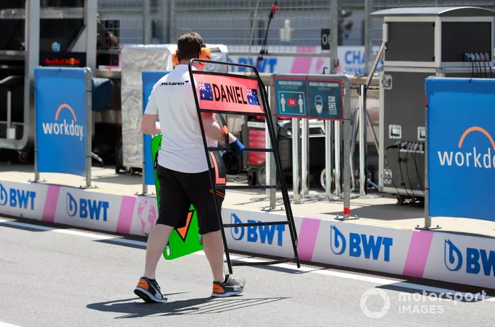Mecánico con el cartel para Daniel Ricciardo, McLaren