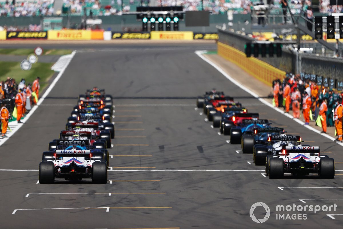 Max Verstappen, Red Bull Racing RB16B e Lewis Hamilton, Mercedes W12