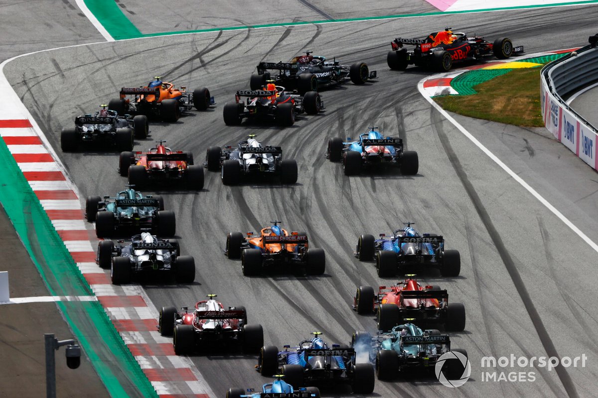 Arrancada Max Verstappen, Red Bull Racing RB16B, Lewis Hamilton, Mercedes W12, Lando Norris, McLaren MCL35M, Sergio Pérez, Red Bull Racing RB16B, Valtteri Bottas, Mercedes W12 y el resto del pelotón
